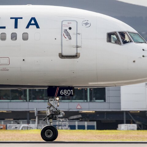 Delta-Airlines-N702TW-2017-06-24