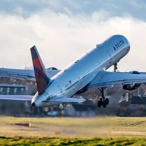 Delta-Airlines-N709TW-2017-11-27-2