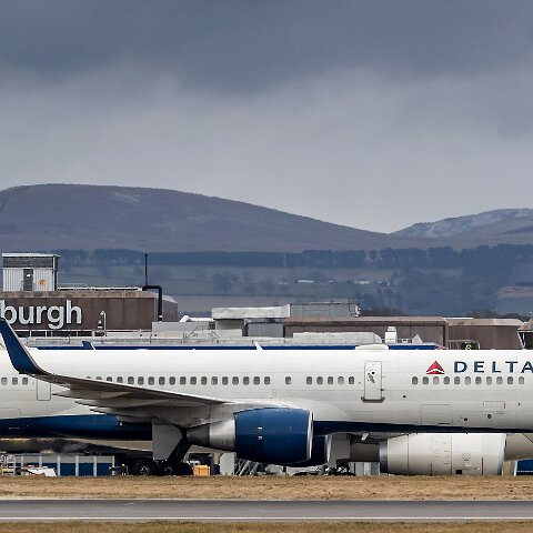 Delta-Airlines-N718TW-2018-04-02-2