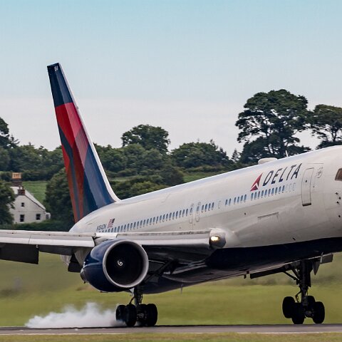 Delta--Airlines-N184DN-2016-07-13-1