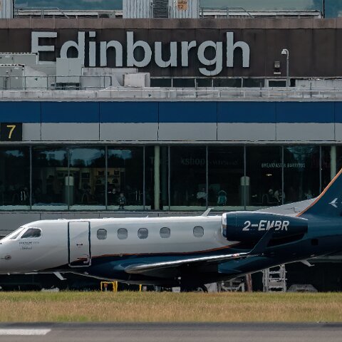 Embraer-2-EMBR-Phenom-300-1