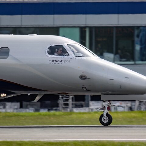 Embraer-2-EMBR-Phenom-300-10