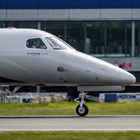 Embraer-2-EMBR-Phenom-300-11