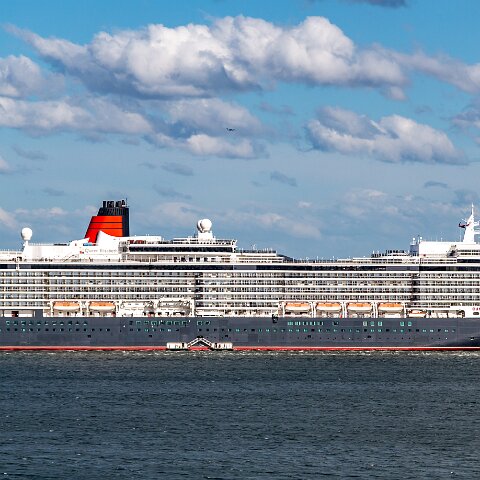 Cunard-Line-Queen-Elizabeth-2-2013-08-02